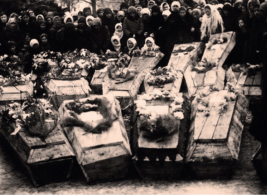 Похороны молодогвардейцев в Краснодоне. 1 марта 1943 года