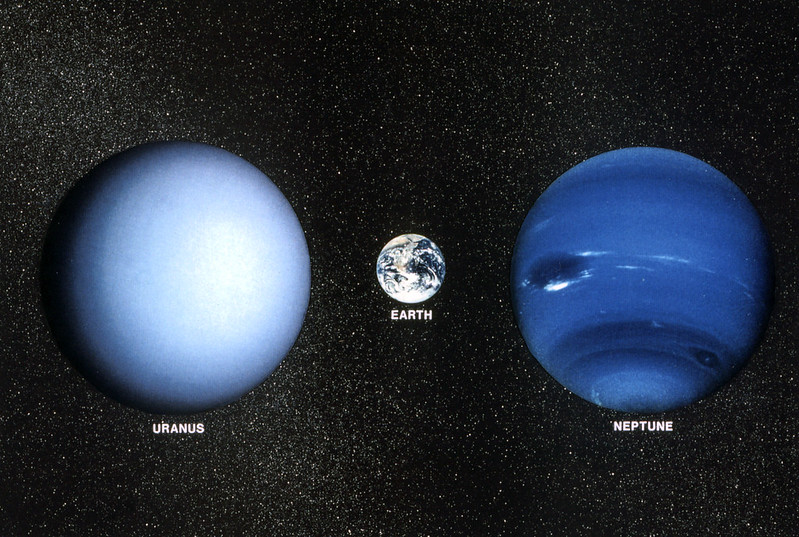 Ледяные гиганты Уран и Нептун в сравнении с Землей