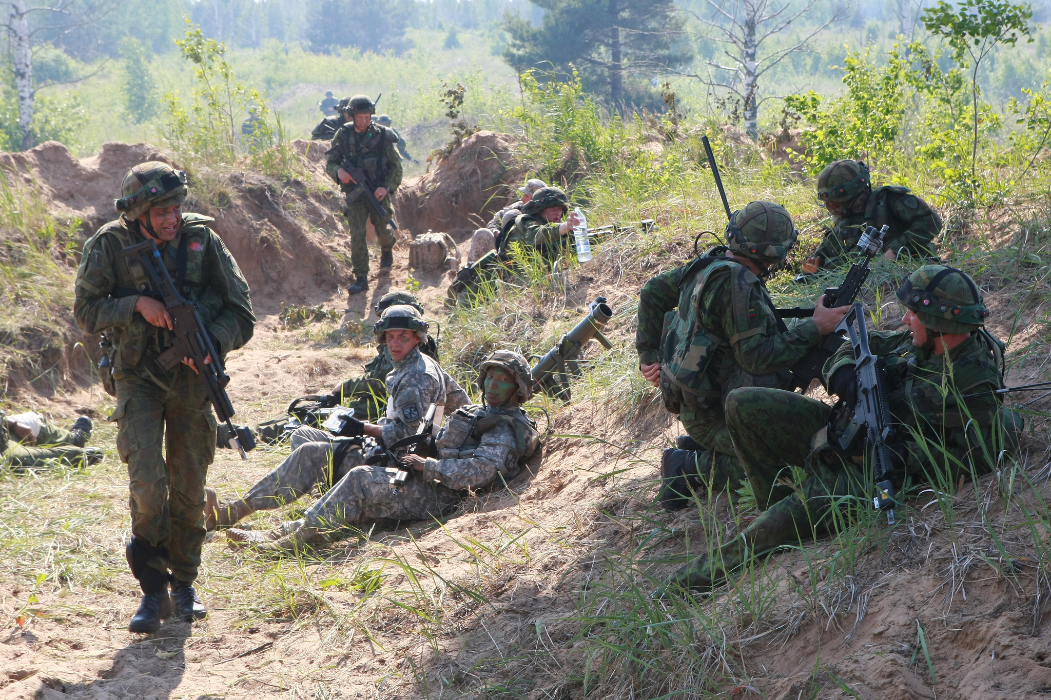 Литовские и американские солдаты во время учений Saber Strike в 2013 году [(cc) PVT Vilius Dziavecka]