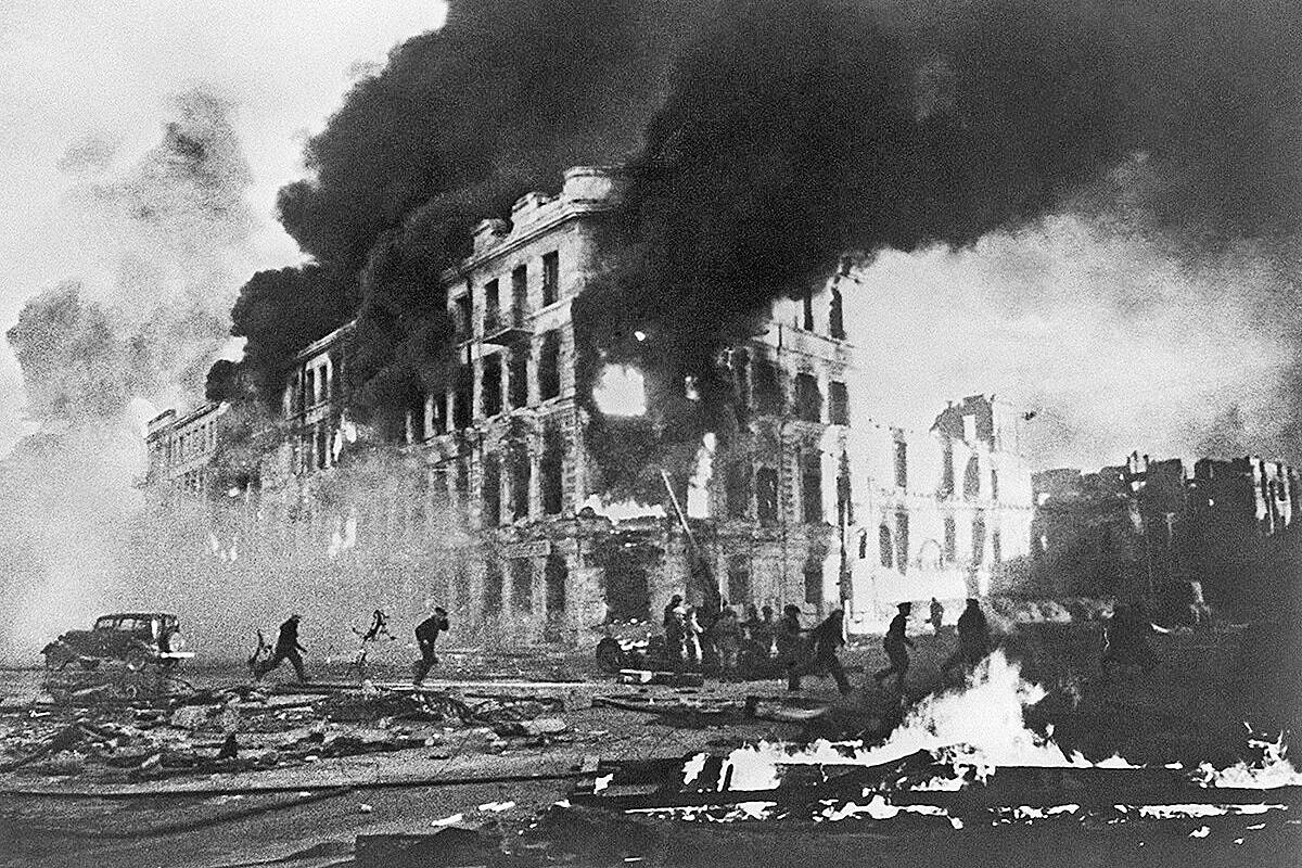 Улицы Сталинграда во время бомбежки