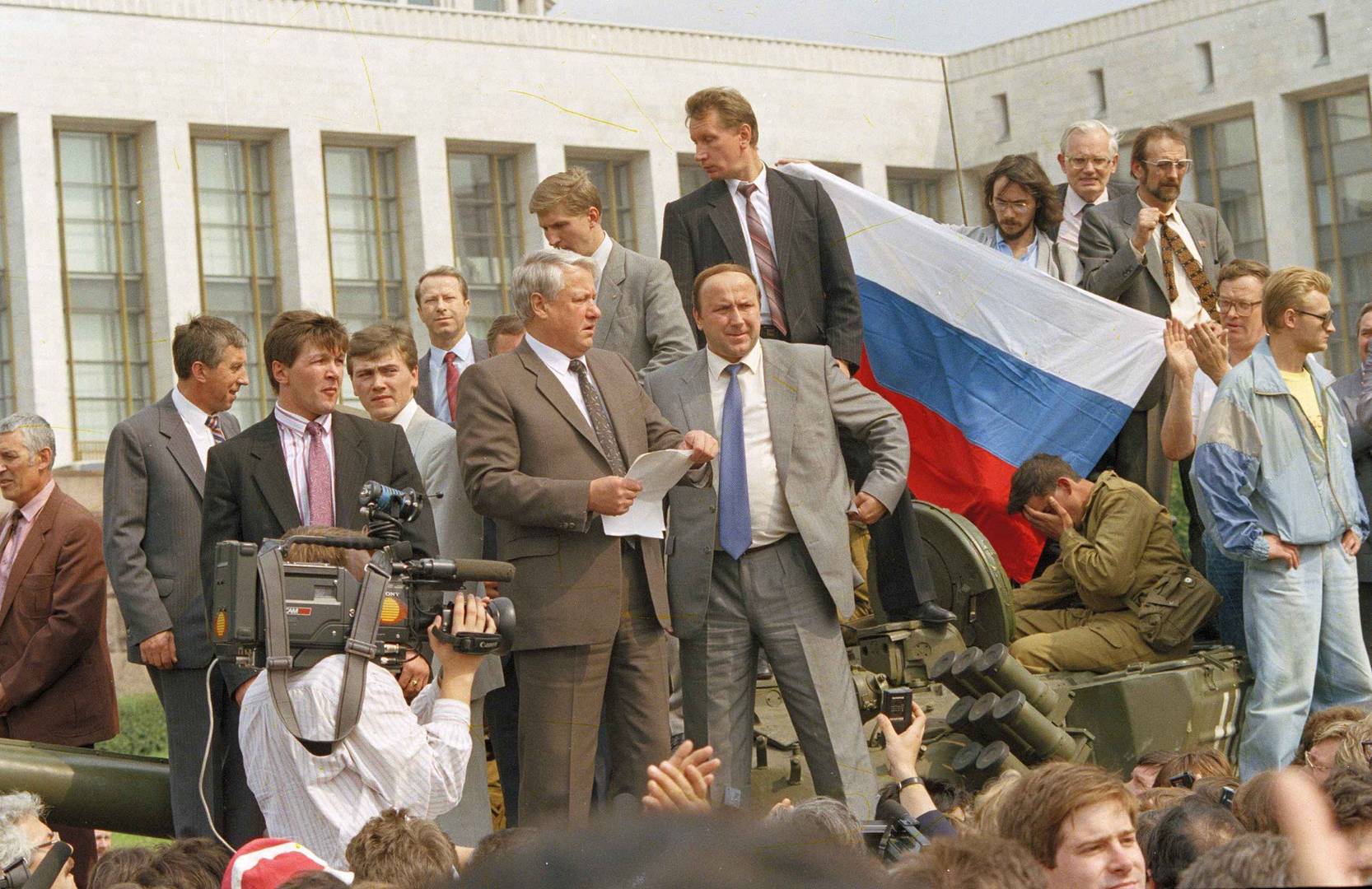 Борис Ельцин, Александр Коржаков и Виктор Золотов у Белого дома в августе 1991 года
