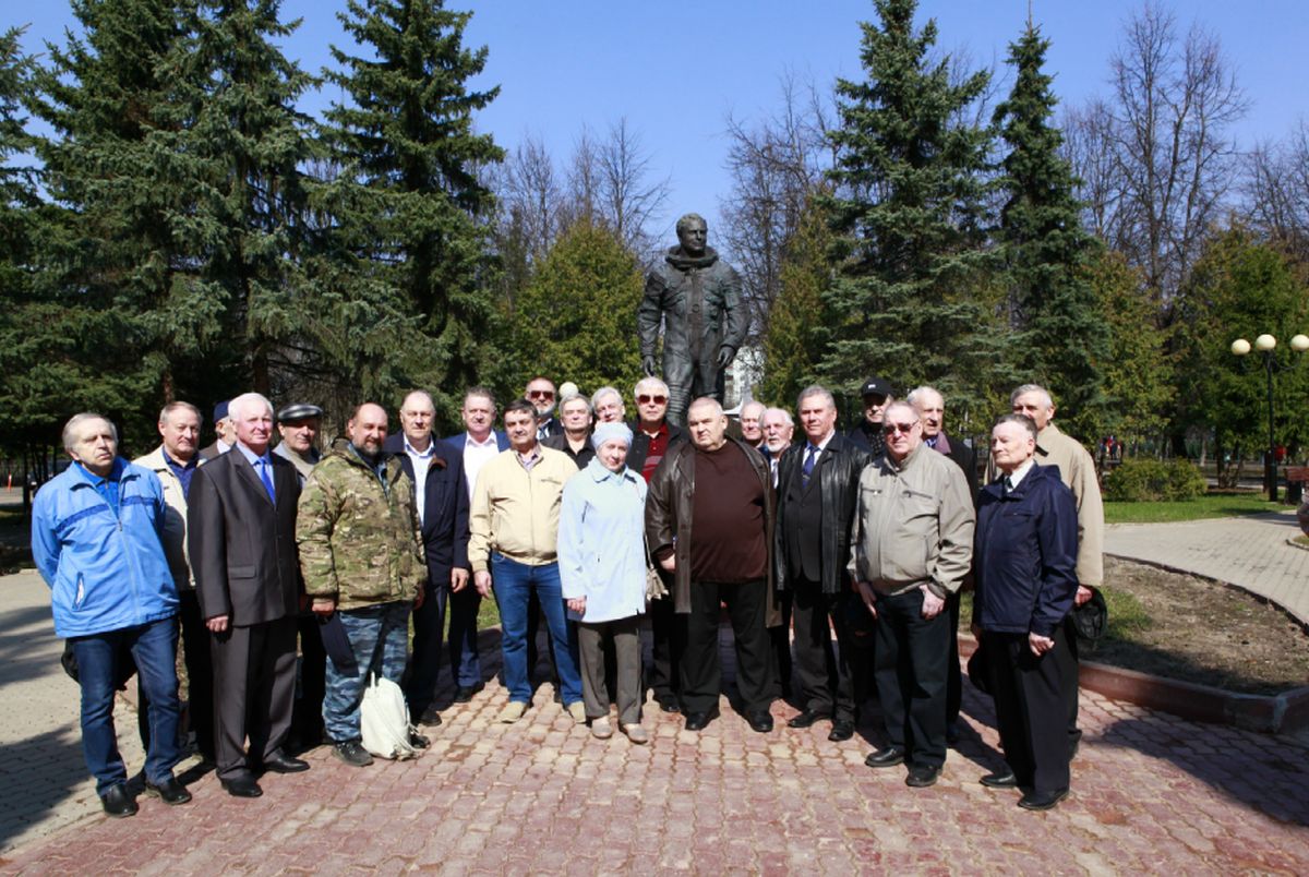 Участники возложения цветов к памятнику летчику-космонавту Г.С. Титову