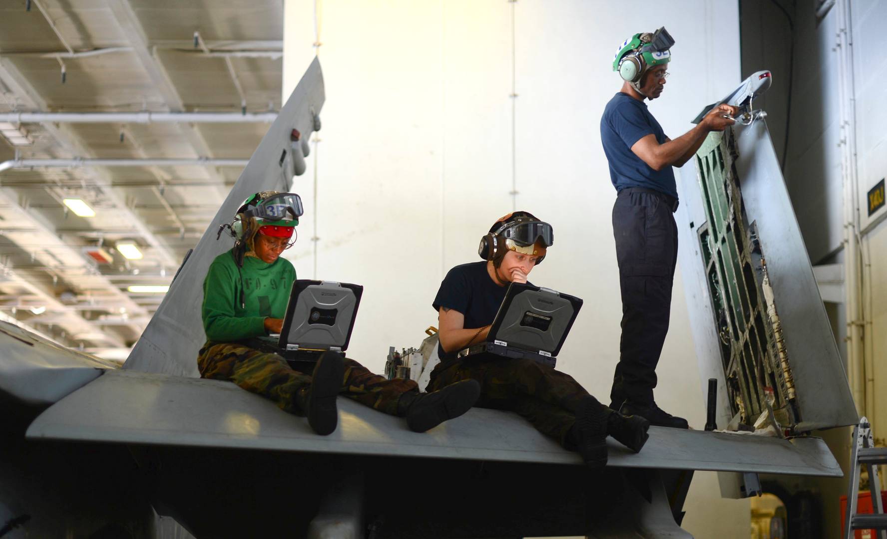 Персонал ВМС использует компьютеры и интеллект при демонтажных работах на F/A-18C