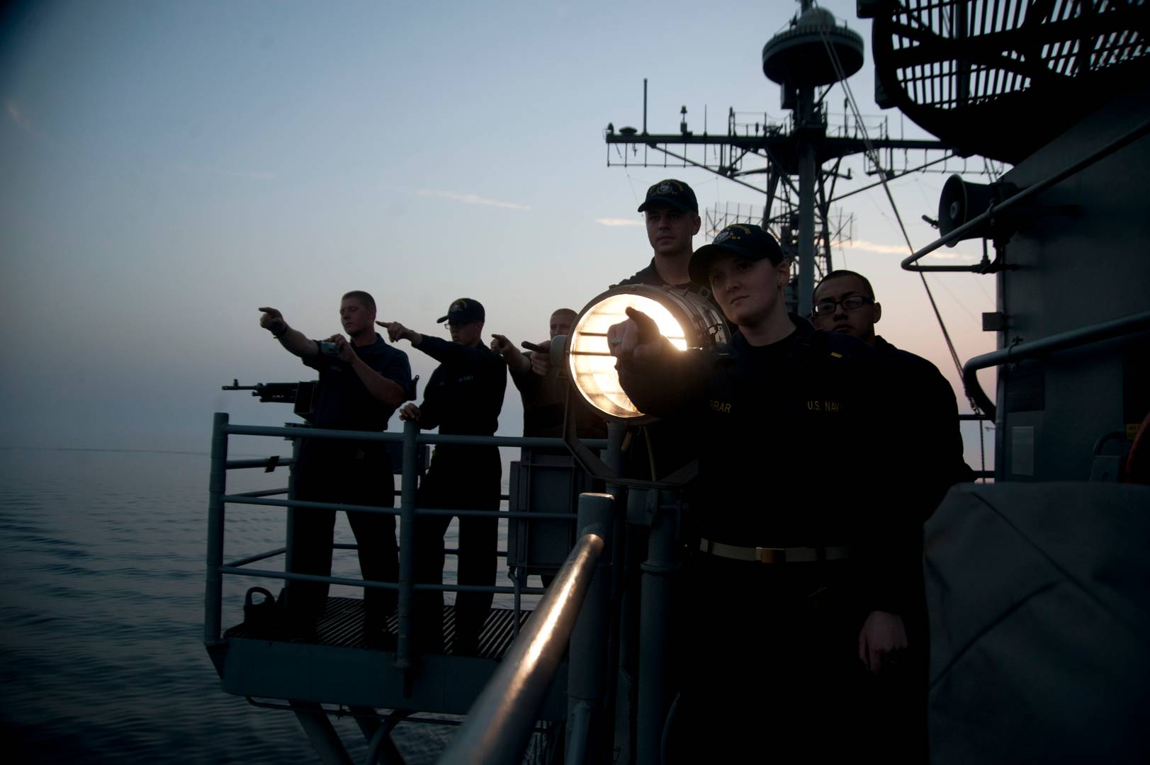 Американские моряки отрабатывают навыки поиска малоразмерной цели