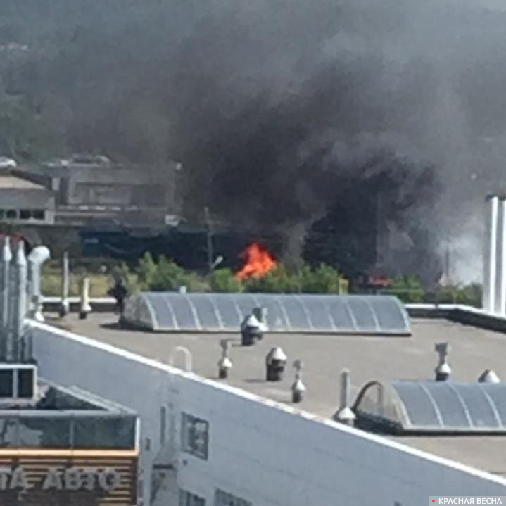 На месте возгорания заметно открытое пламя