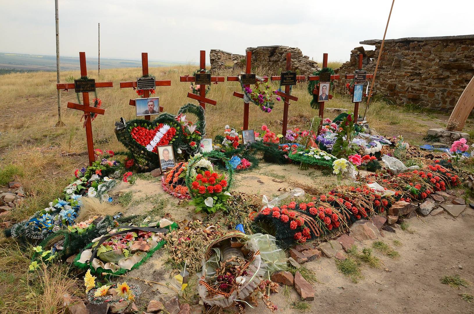 Могилы Олега Гришина и его подразделения на кургане. 16.08.2015