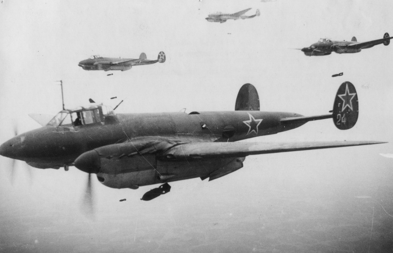 Эскадрилья советских пикирующих бомбардировщиков Пе-2 сбрасывает бомбы над Карельским перешейком, июнь 1944 г.