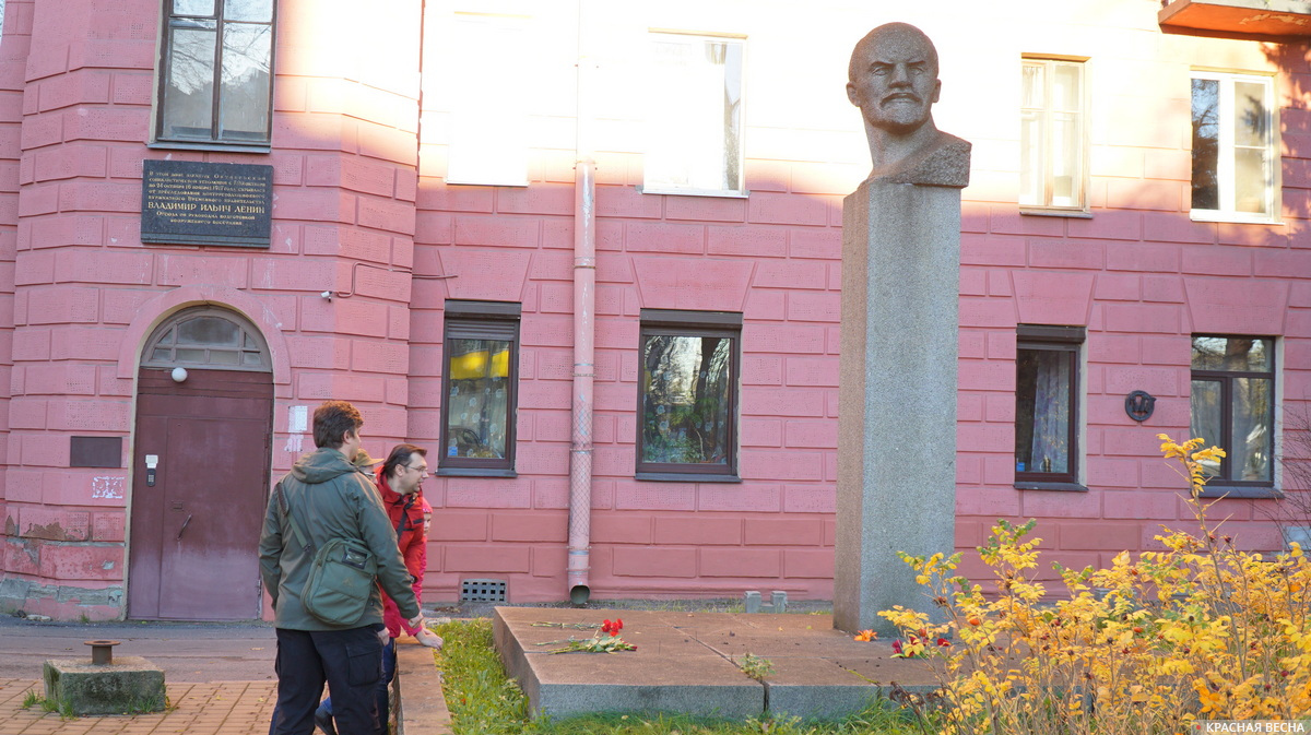 Участники прогулки у памятника Ленину на Сердобольской улице. Санкт-Петербург. 7 ноября 2020 года