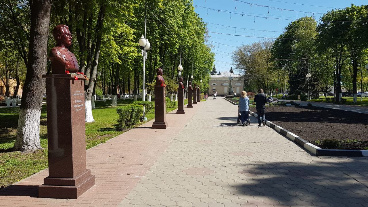 Аллея Героев Советского Союза в центральном сквере. Губкин. 9 мая 2022