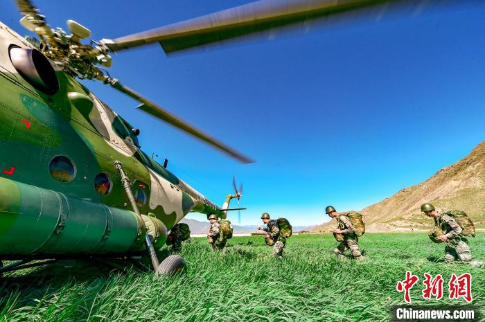 Бойцы спецназа армии Китая садятся в вертолет