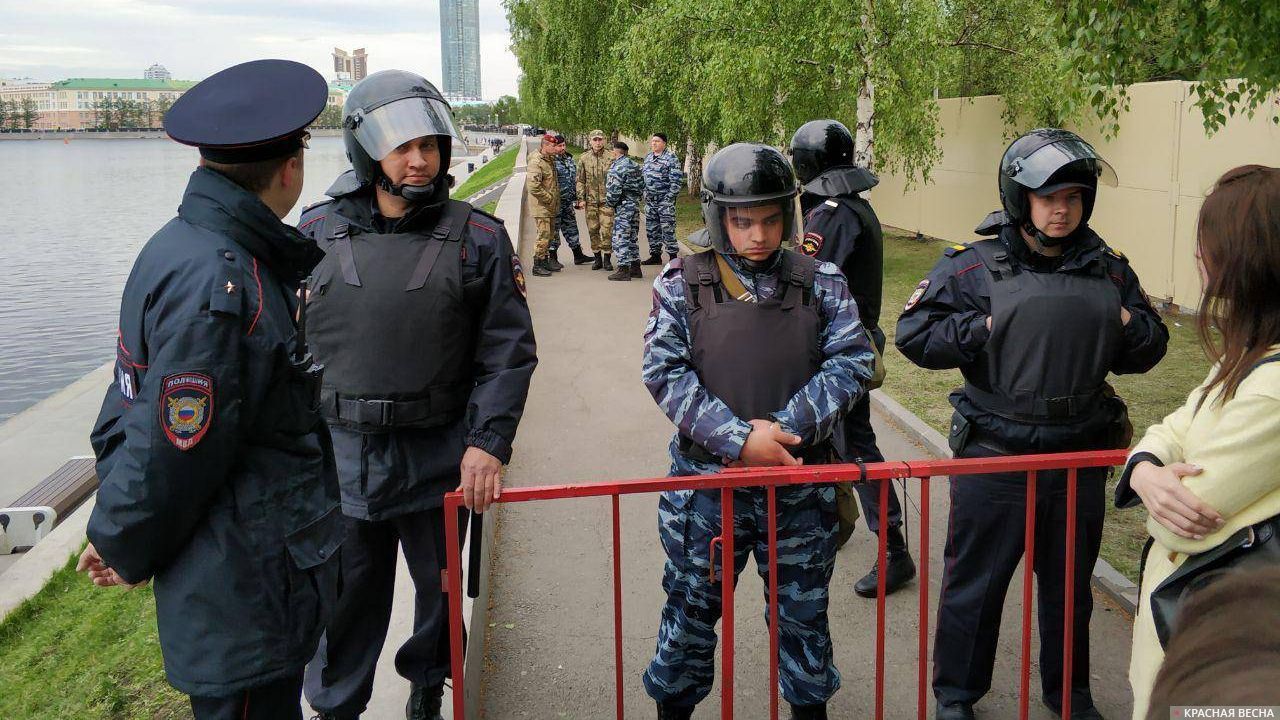 Протест на Октябрьской площади в Екатеринбурге, 16 мая 2019