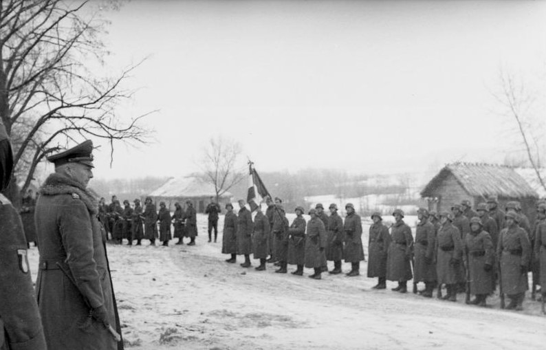 Фельдмаршал нацистской Германии Гюнтер фон Клюге посещает «Легион французских добровольцев против большевизма» в ноябре 1941 года во время прибытия полка для участия в наступлении на Москву
