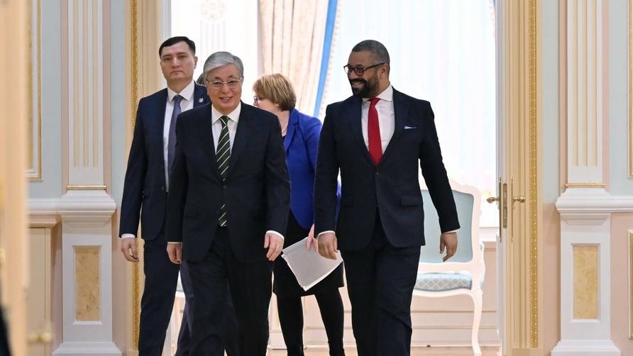 Президент Казахстана Касым-Жомарт Токаев (впереди слева) и министр иностранных дел Великобритании Джеймс Клеверли