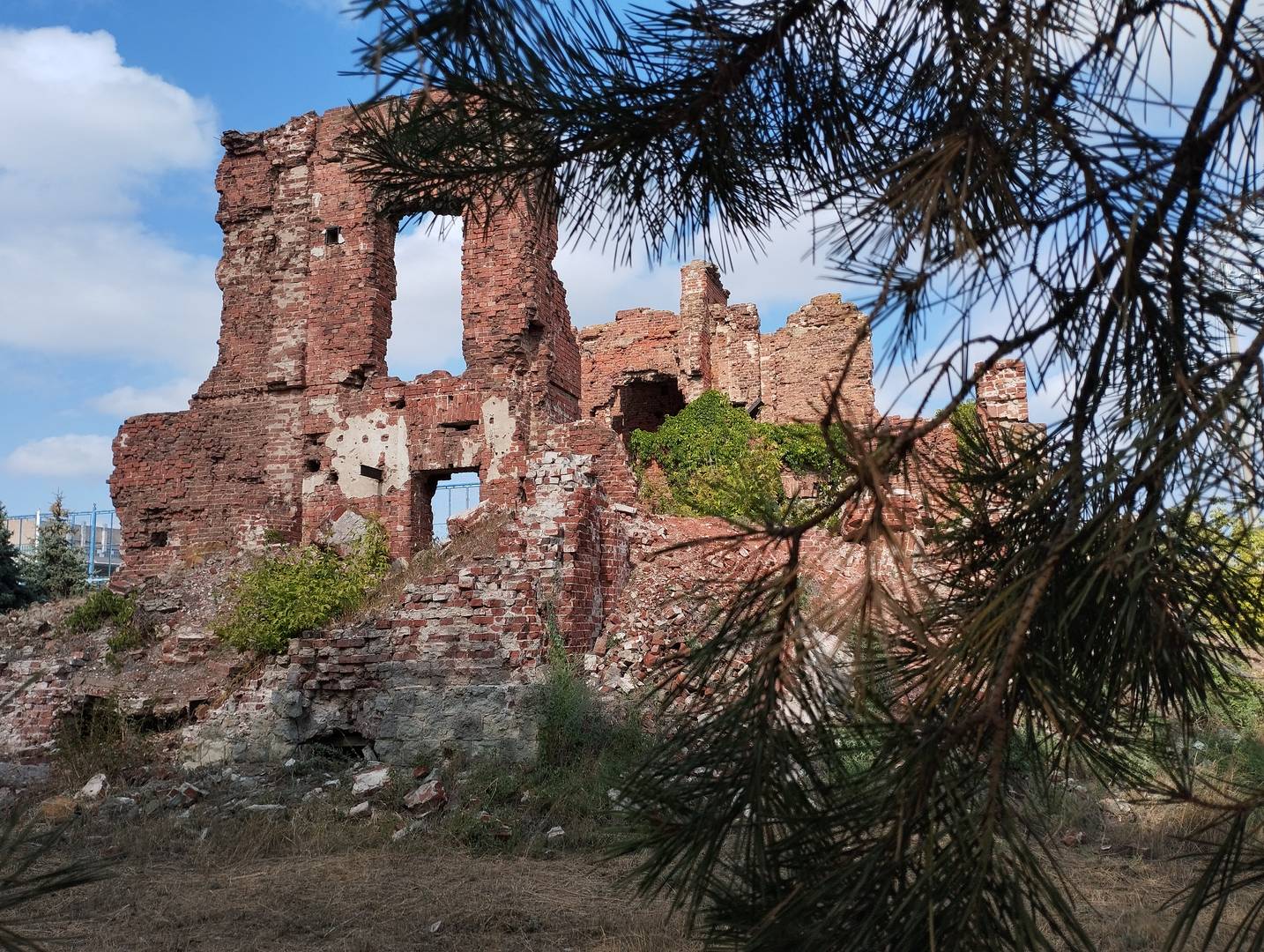 Руины дома, в котором находился командный пункт дивизии Людникова