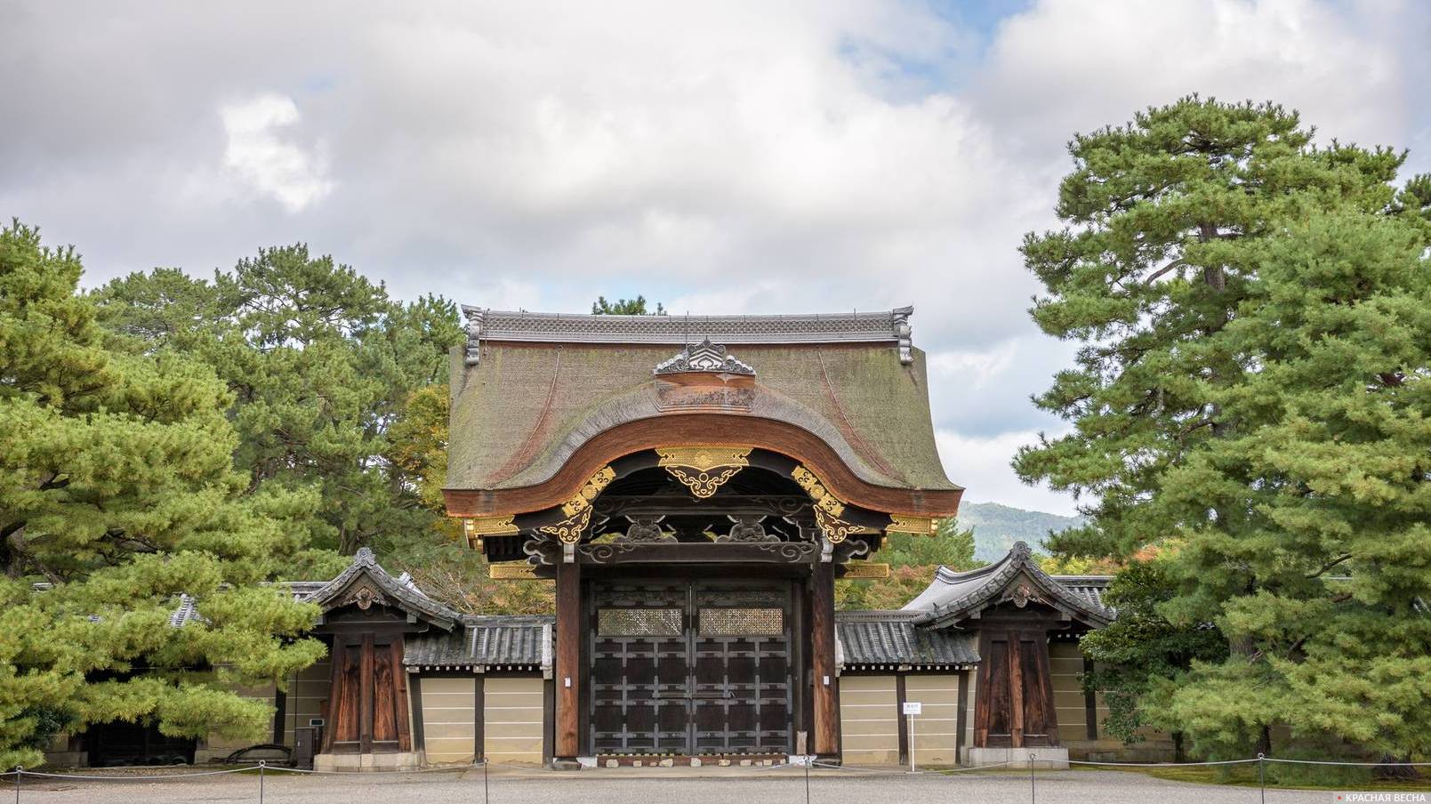 Ворота ограды императорского дворца. Киото. Япония