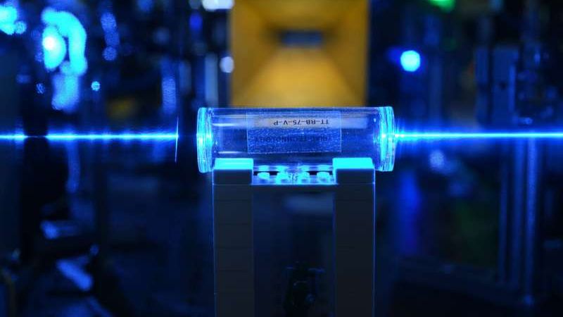 Атомы в стеклянной паровой ячейке возбуждаются лазерными лучами до состояния Ридберга