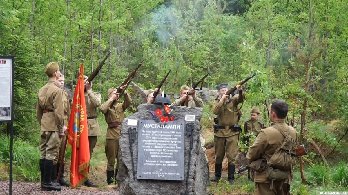 Залп в честь погибших красноармейцев в Ленинградской области