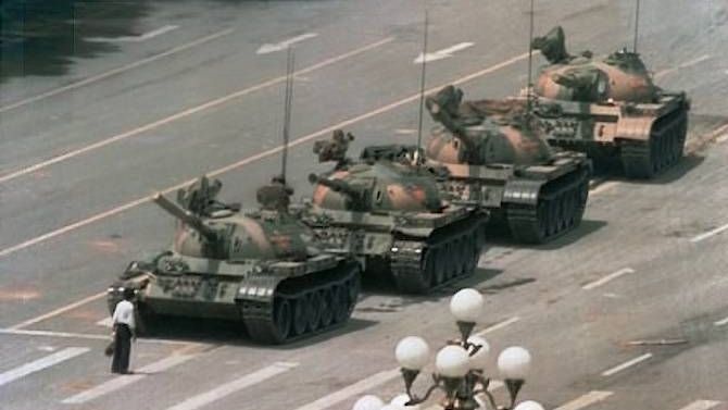«Одинокий бунтарь», сдерживающий продвижение колонны танков во время протестов на площади Тяньаньмэнь в Пекине в 1989 г.