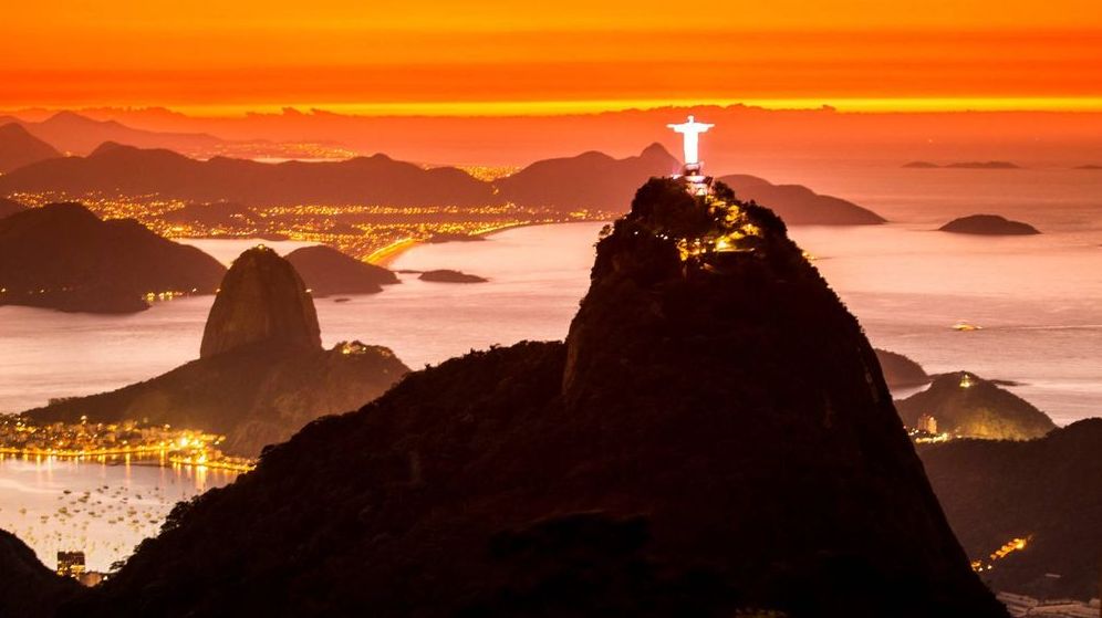 Статуя Христа в лучах солнца. Бразилия