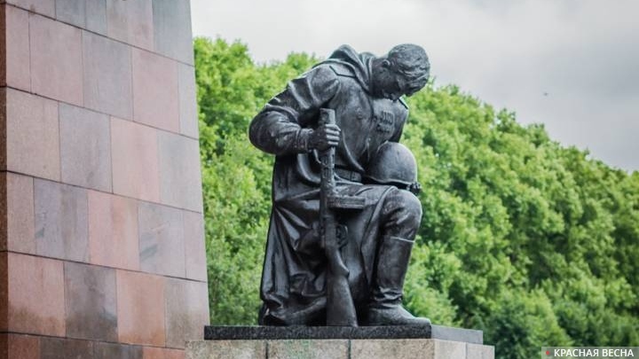 Монумент советскому солдату в Трептов парке. Берлин. Германия.