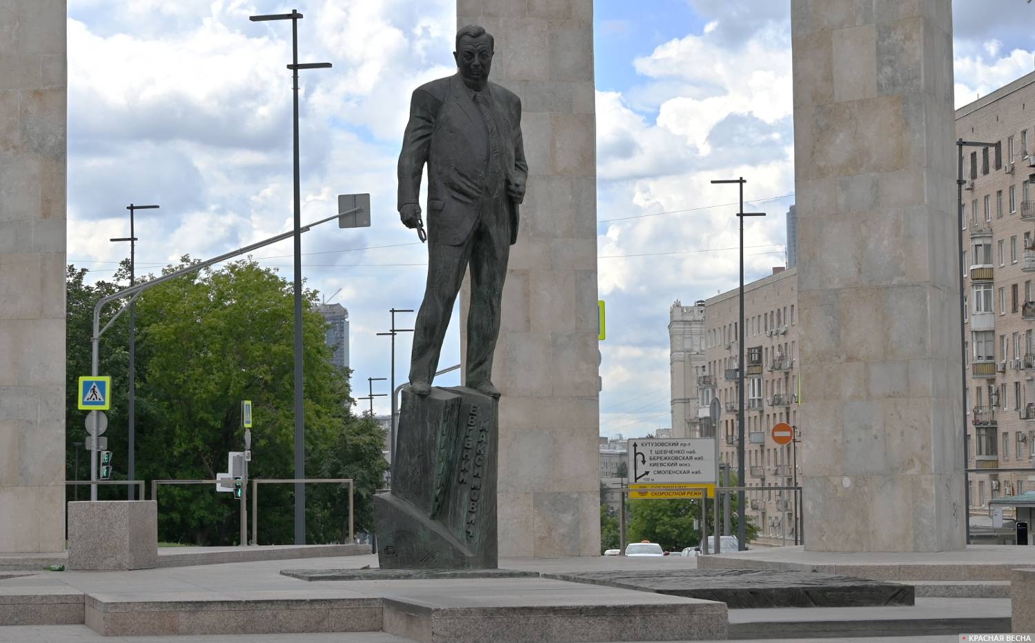 Памятник Евгению Примакову в Москве