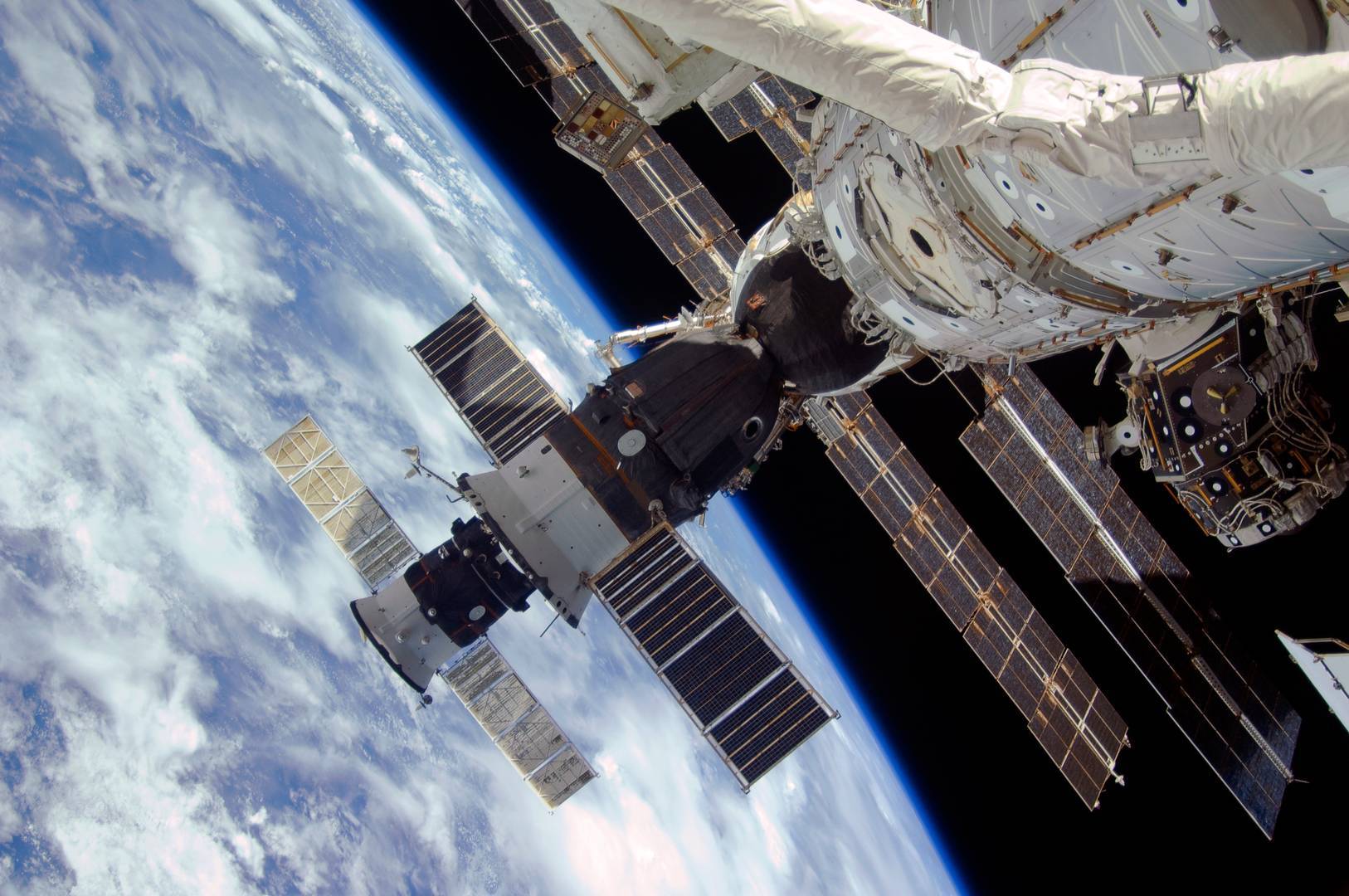 Российские космические корабли «Союз» и «Прогресс» на фоне Земли