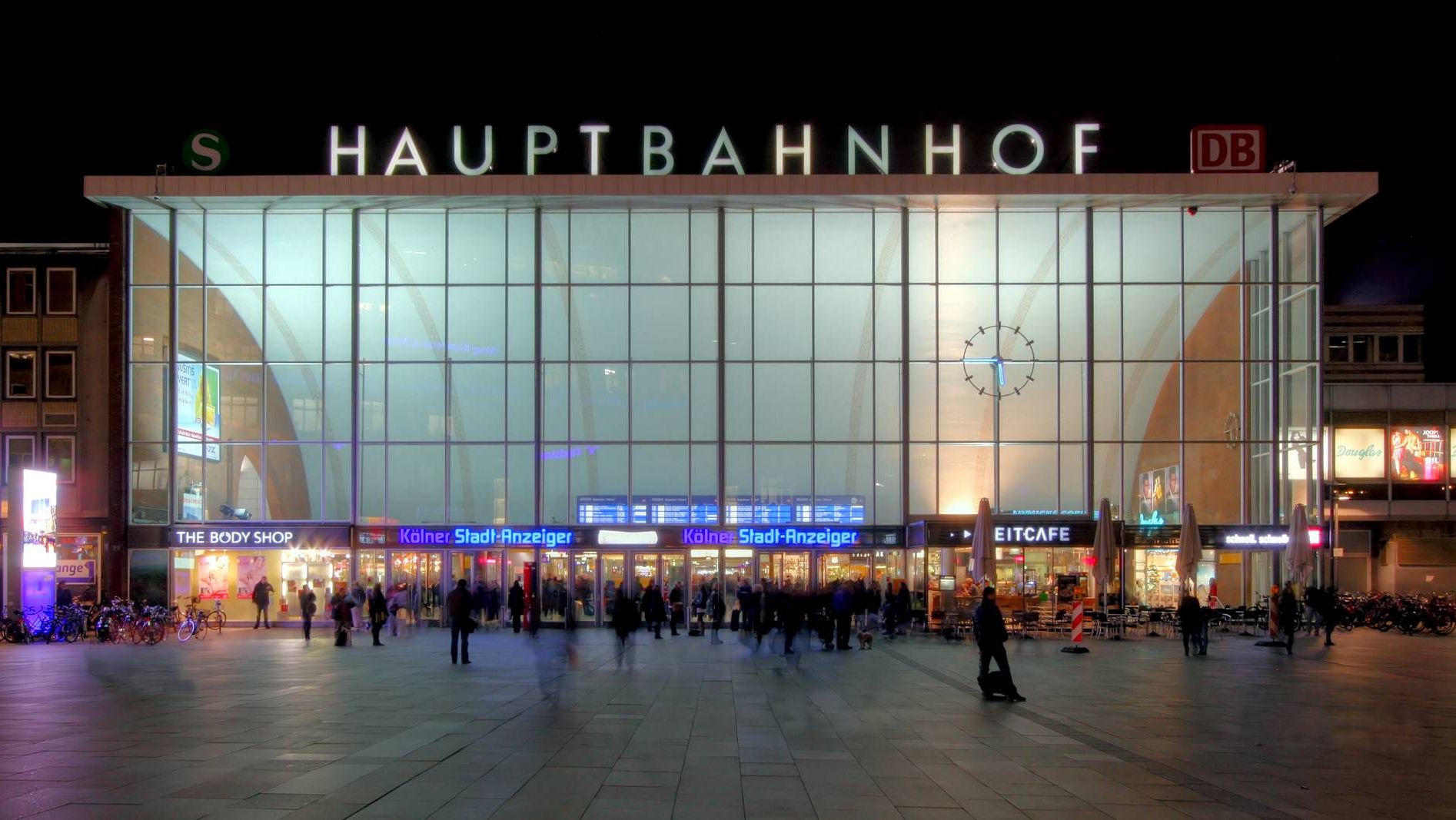 Вид на Кёльнский вокзал ночью