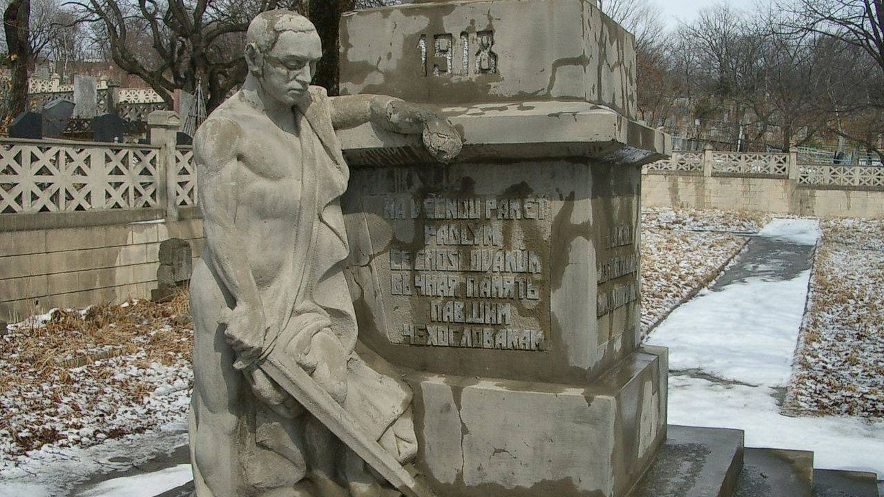 Центральный монумент пантеона легионеров во Владивостоке