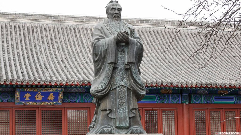 Статуя Конфуция в Императорской Академии. Пекин