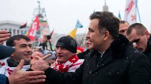 Михаил Саакашвили приветствует участников антиправительственных выступлений в Киеве. 17 декабря 2013 года