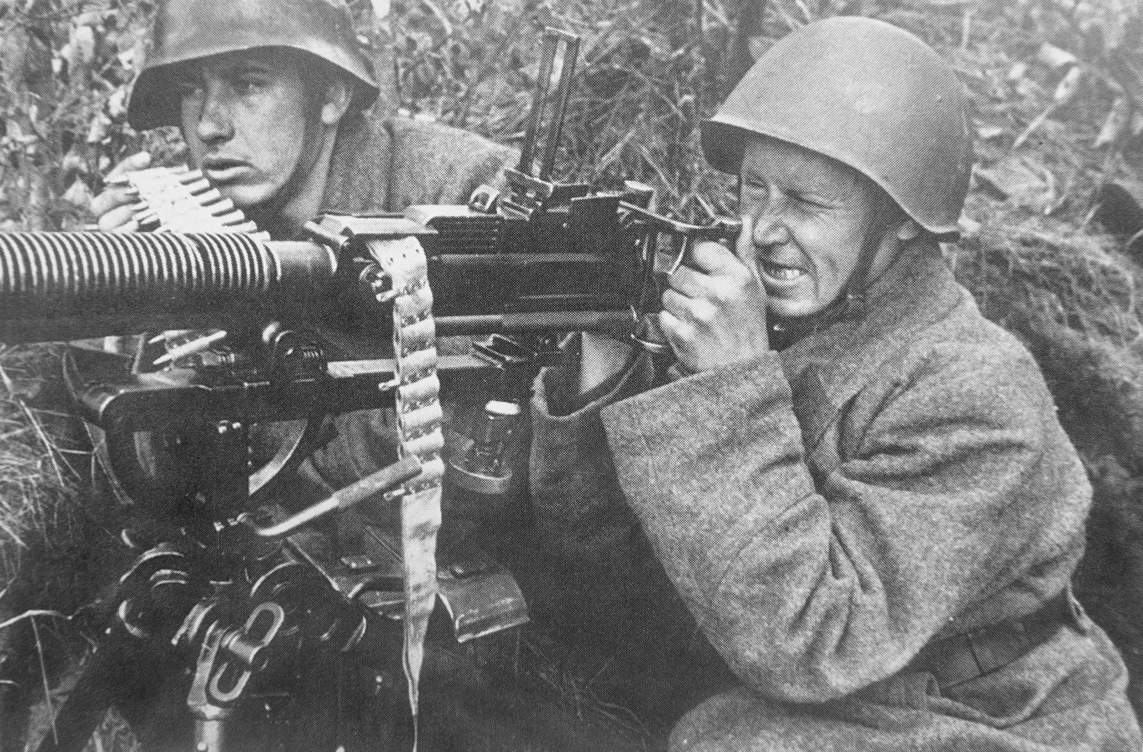 Красноармеец ведет огонь из пулемета ДС-39. 1941