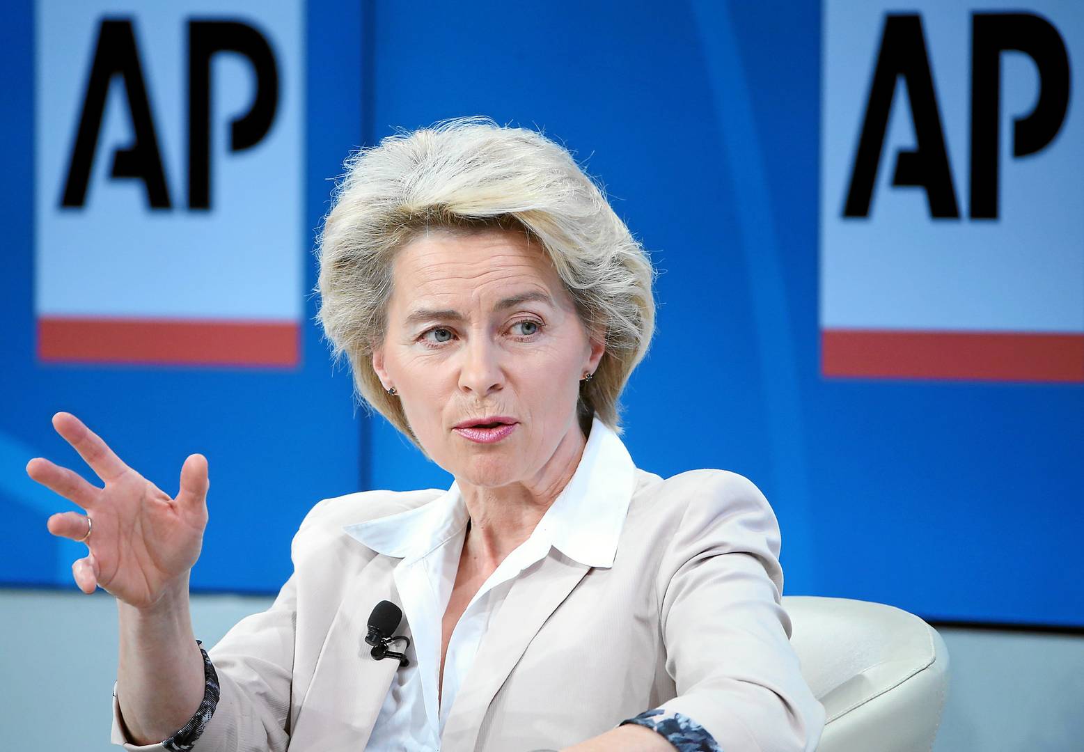 В Венгрии рассказали, что помогло фон дер Ляйен избежать вотума недоверия