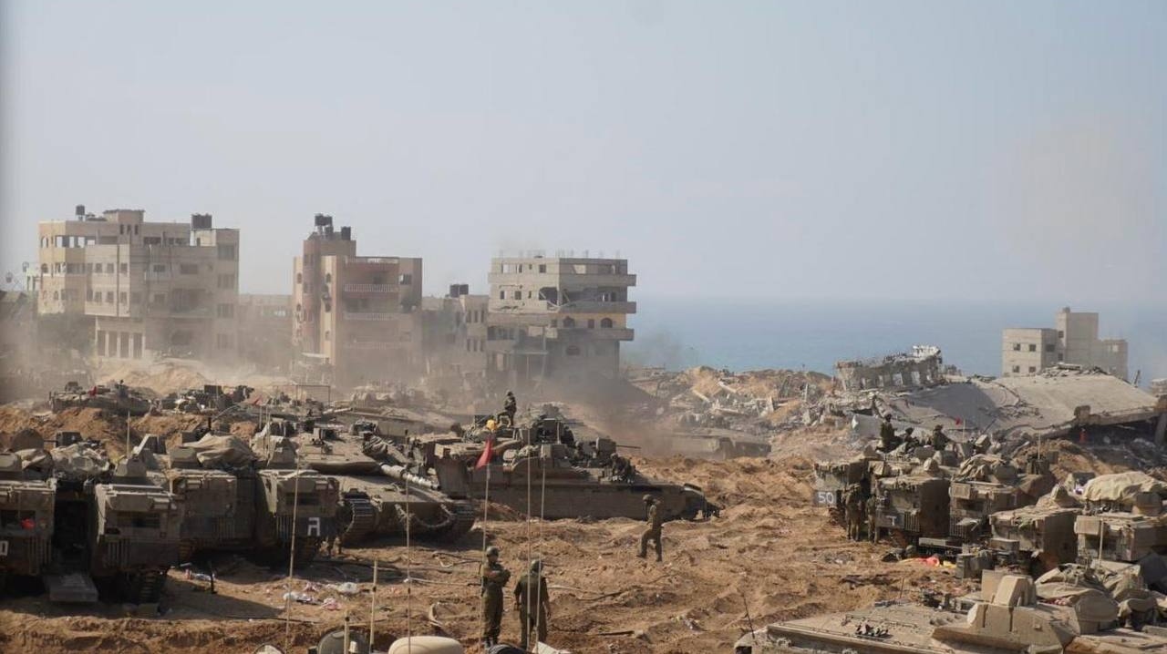 Израильская армия на фоне разрушенных домов в секторе Газа