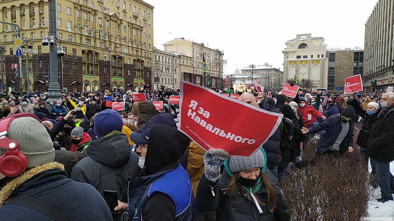 Плакаты на Пушкинской площади в Москве