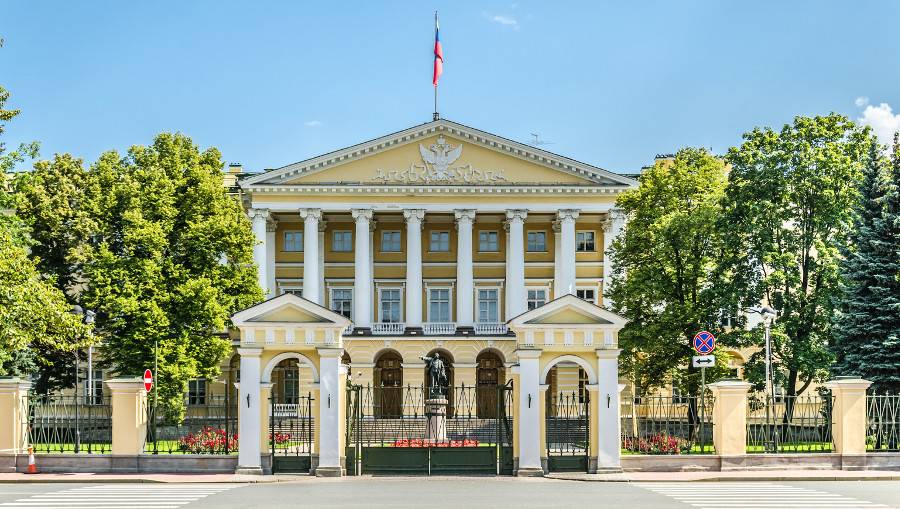 Смольный институт в Санкт-Петербурге