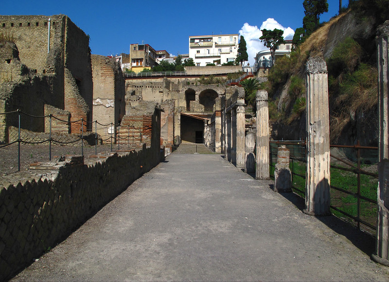 Древнеримский город Геркуланум, погибший от извержения Везувия в 79 г. н. э.