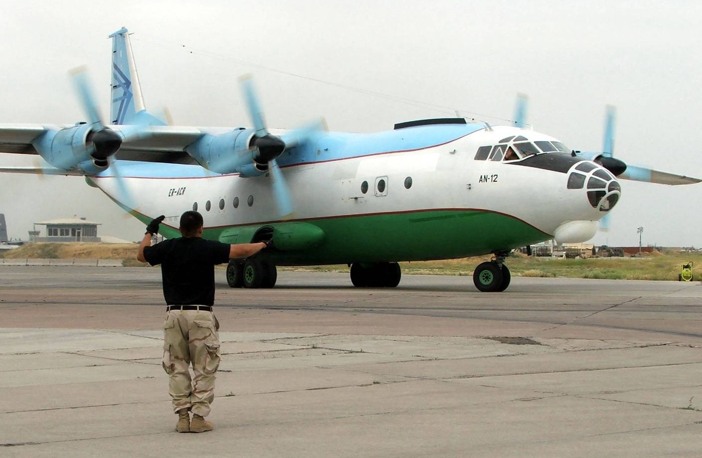 Ан-12 ВВС Узбекистана (архивное фото)
