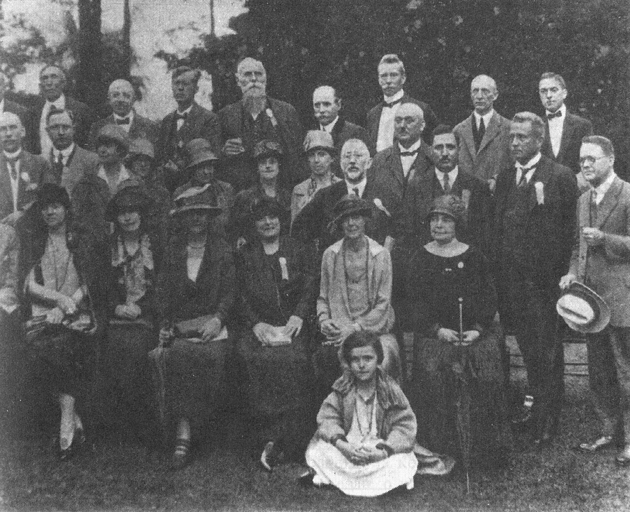 Лев Выготский (крайний справа в верхнем ряду) среди делегатов Международной  конференции по обучению и воспитанию глухонемых детей. Лондон. 1925