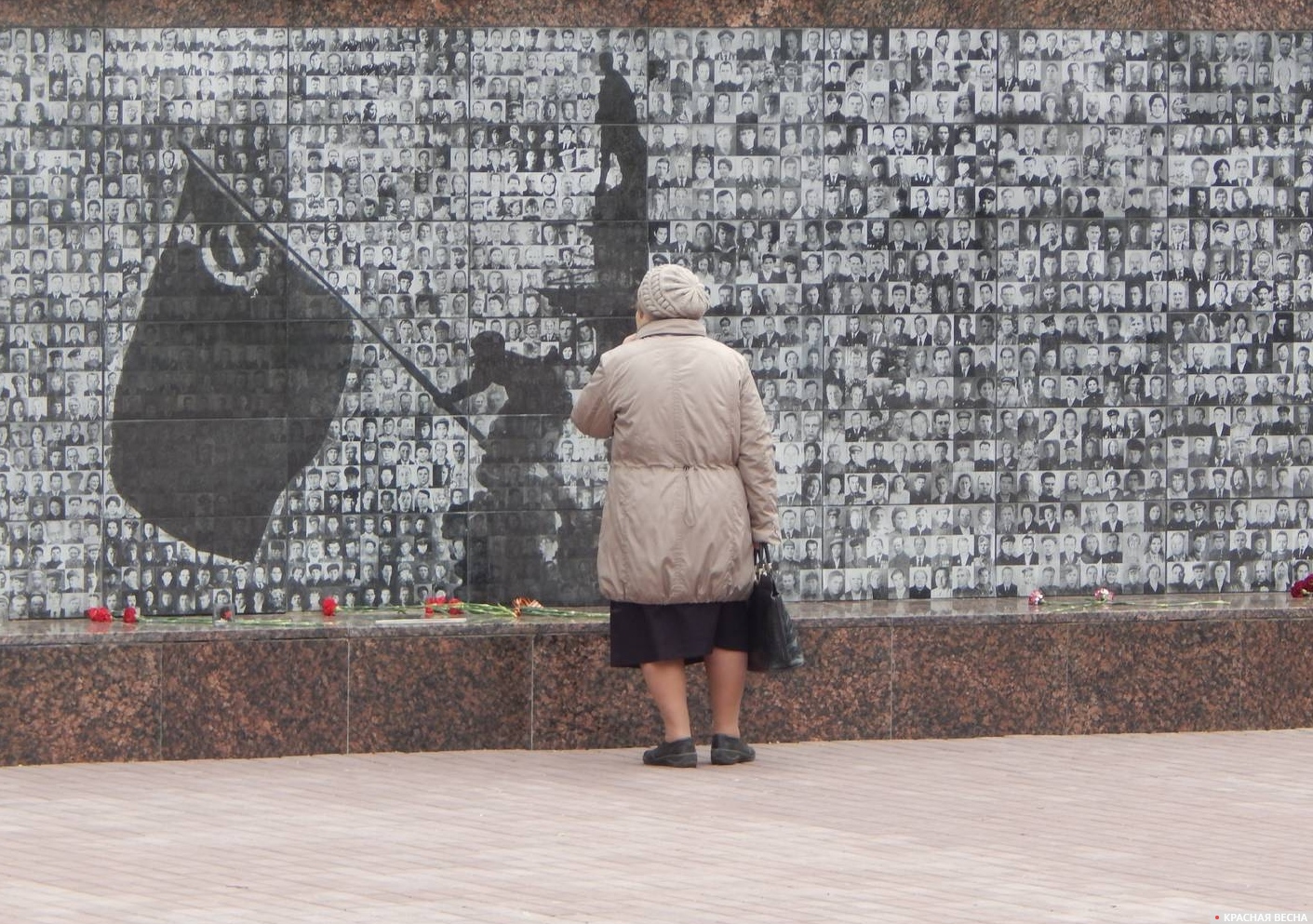У мемориальной стены «Бессмертный полк» в Сквере Памяти Героев. Смоленск.
