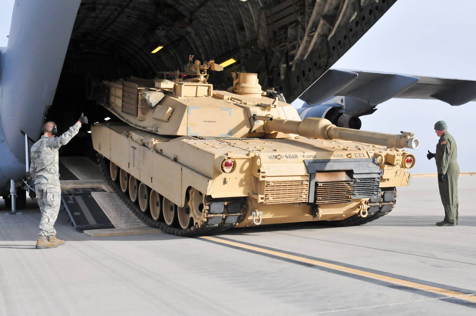 Танк M1A2 SEP (V2) Abrams и военно-транспортный самолет C-17 Globemaster