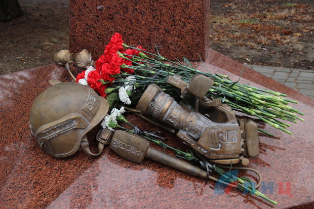 Памятный знак сотрудникам СМИ, погибшим в Донбассе. Луганск