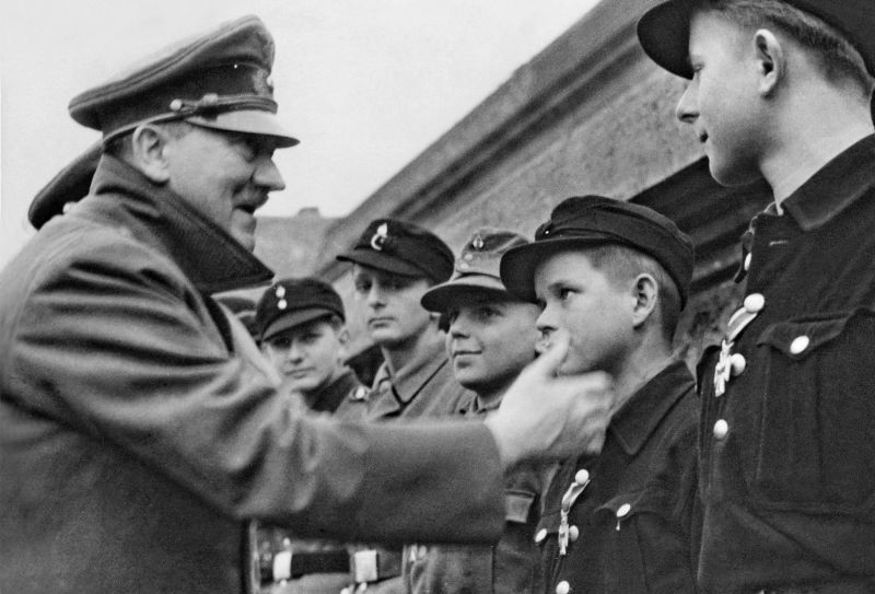 Адольф Гитлер награждает мальчиков из организации Гитлерюгенд
