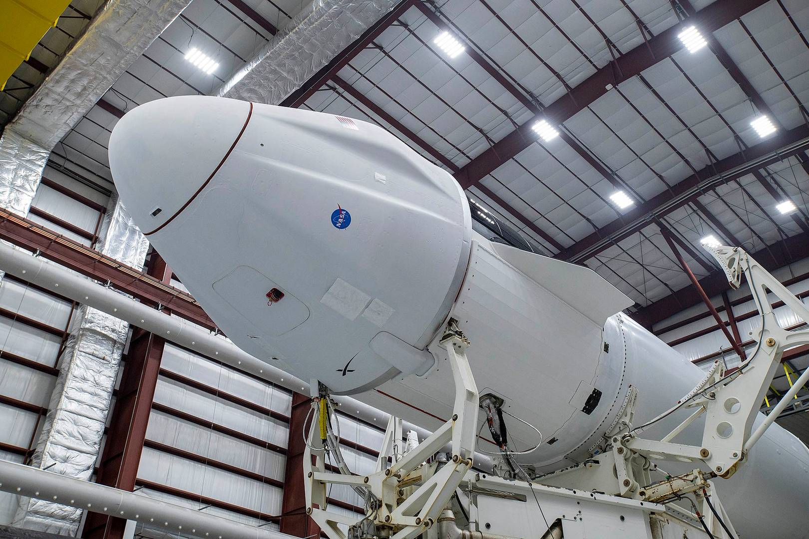Ракета-носитель SpaceX Falcon 9 с установленным грузовым космическим кораблем Cargo Dragon