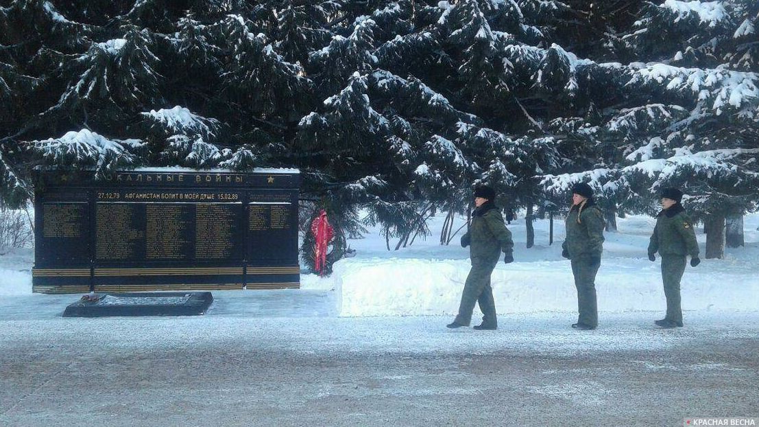 Группа почетного карула у пилона воинам погибшим в локальных конфликтах 