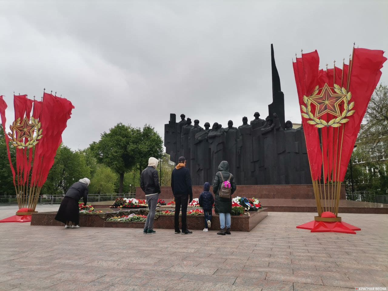 Воронежцы возлагают цветы и стоят в минуте молчания у памятника на Площади Победы, 9 мая 2021 года