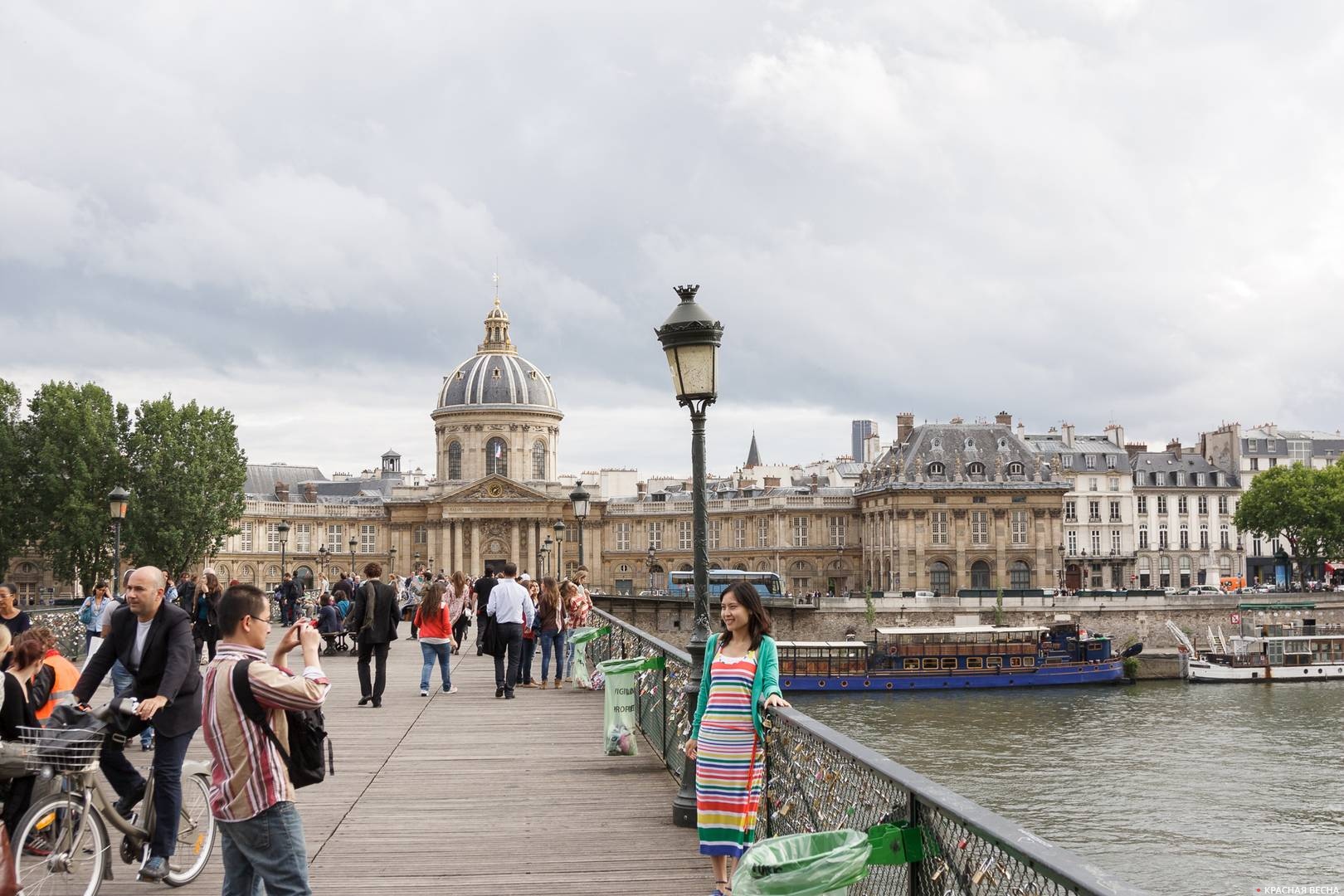 Вид на Лувр с моста Искусств, Париж, Франция
