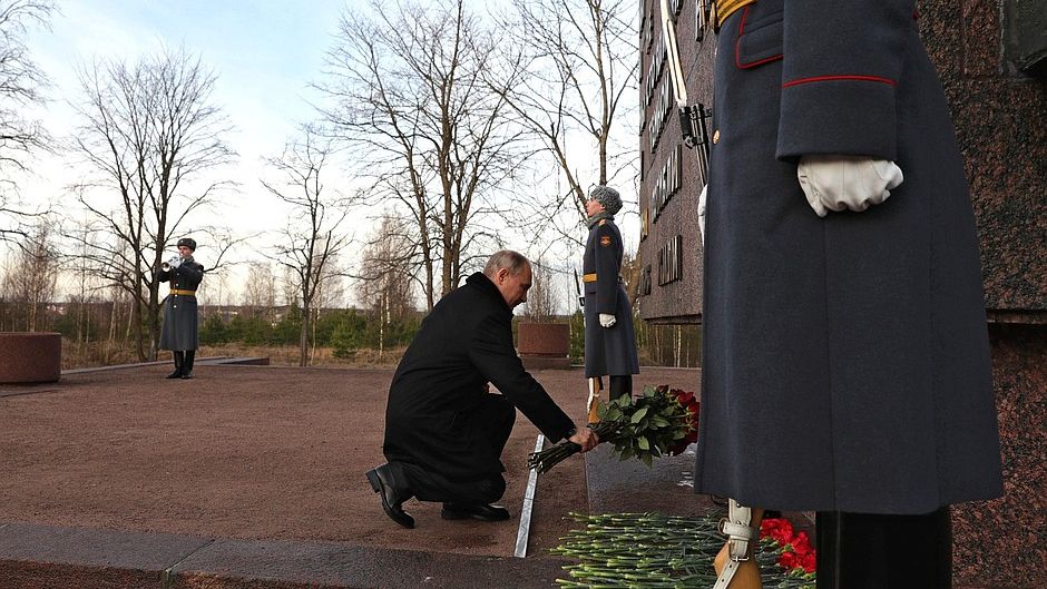 Владимир Путин возложил цветы к памятнику «Рубежный камень»