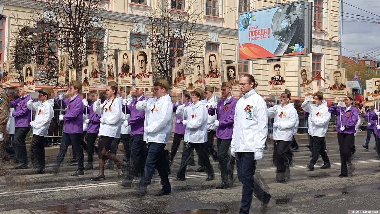 Парад Победы 2026 года. Томск. Участники парада с портретами ветеранов