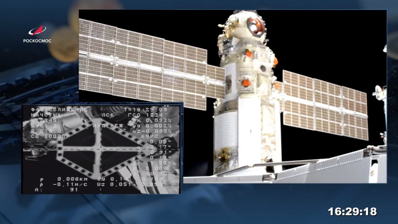 Фрагмент трансляции стыковки модуля «Наука» с МКС