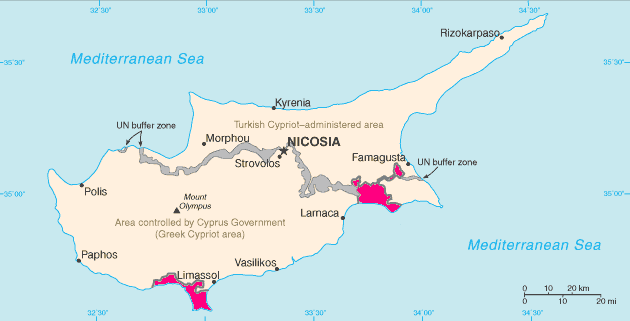 Разделение Кипра на южную и северную часть буферной зоной ООН, пурпурным цветом выделены британские военные базы Акротири и Декелия